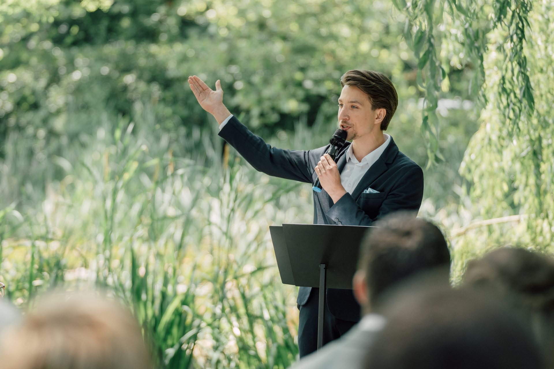 Willem Koopmans als dagvoorzitter tijdens een evenement in Noord-Limburg
